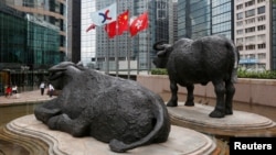 香港交易所外的中國國旗、香港旗幟和港交所旗幟。