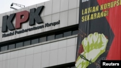 Sebuah banner berisi ajakan kepada seluruh warga untuk melawan korupsi dipasang di tembok kantor KPK di Jakarta (foto: dok).