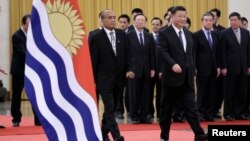 中國國家主席習近平在北京人大會堂與基里巴斯總統塔內希·馬茂出席歡迎儀式。（2020年1月6日） 