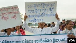 អង្គការ​សង្គម​ស៊ីវិល​ ​ក្រុម​សហជីព និង​សកម្មជន និងប្រជាពលរដ្ឋ​នានា​ ចូលរួម​ប្រារព្ធទិវាសិទ្ធិមនុស្សអន្តរ​ជាតិ១០ធ្នូ ​លើក​ទី៧០, នាទីលាន​ប្រជាធិបតេយ្យ​, នៅរាជធានីភ្នំពេញ​,​ នៅថ្ងៃទី​១០ ខែធ្នូ ឆ្នាំ​២០១៨។ (អូន​ ឆេង​ប៉រ​​​/ VOA)