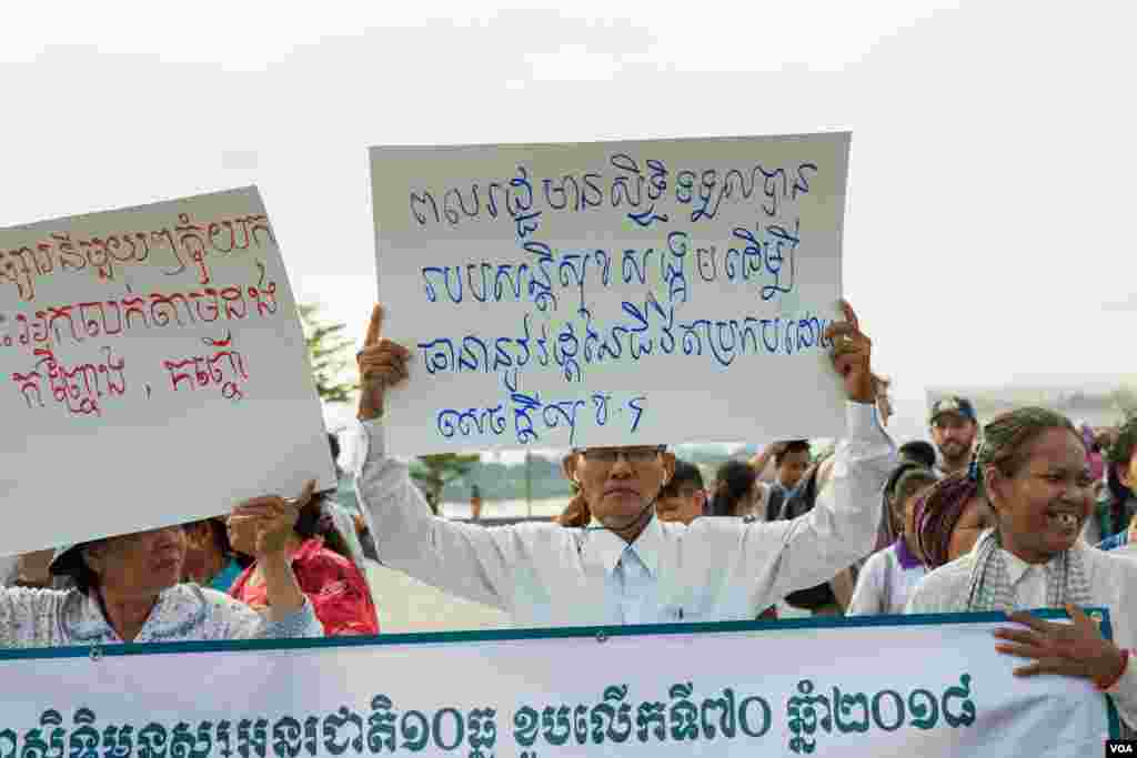 អង្គការសង្គមស៊ីវិល ក្រុមសហជីព និងសកម្មជន និងប្រជាពលរដ្ឋនានា ចូលរួមប្រារព្ធទិវាសិទ្ធិមនុស្សអន្តរជាតិ១០ធ្នូ លើកទី៧០, នាទីលានប្រជាធិបតេយ្យ, នៅរាជធានីភ្នំពេញ, នៅថ្ងៃទី១០ ខែធ្នូ ឆ្នាំ២០១៨។ (អូន ឆេងប៉រ/ VOA)