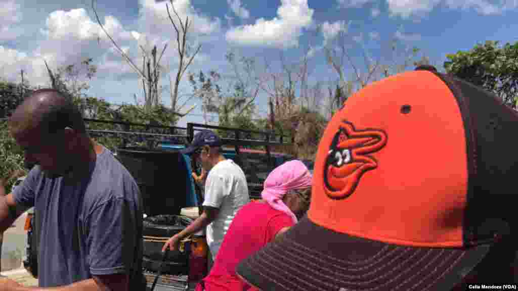 Residentes en Manatí, Puerto Rico, recogen agua de lluvia para aliviar la ausencia de agua potable y electricidad tras el paso del huracán María. (VOA/Celia Mendoza) 