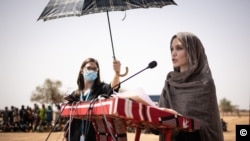 ARCHIVO - La actriz estadounidense Angelina Jolie captada en una vista como presentante de ACNUR en un campo de unos 11.000 refugiados en el norte de Burkina Faso, en julio de 2021.