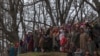 Warga desa menyaksikan pemakaman seorang warga sipil yang tewas dalam ledakan granat, di Goosu, sekitar 40 kilometer di selatan Srinagar, Kashmir, yang dikuasai India, 3 Maret 2017. (Foto: AP)