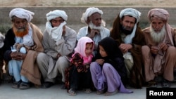 نقل مکانی کرنے والے قبائلی خاندان سٹرک کنارے امداد کا اتنظار کررہے ہیں۔ (فائل فوٹو)