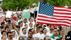 La palabra "ilegal" es la más clara y no es sinónimo de "criminal" expresa el diario New York Times.