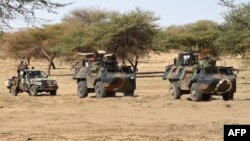 Des soldats français de l'opération Barkhane patrouillent à Timbamogoye, Mali, le 10 mars 2016. 