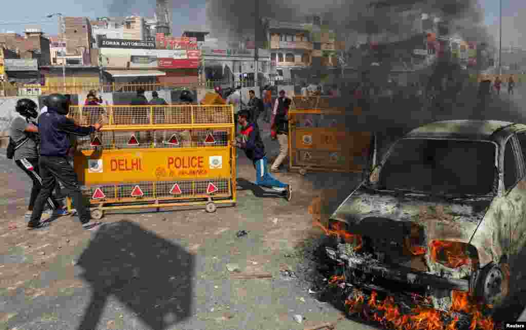کشیدہ صورتِ حال کے پیشِ نظر حکام نے دہلی کے شمال مشرقی علاقوں میں دفعہ 144 نافذ کر دی ہے جب کہ دہلی حکومت نے منگل کو شمال مغربی اضلاع میں تمام سرکاری و نجی اسکولز بند رکھنے کی ہدایات جاری کی ہیں۔
