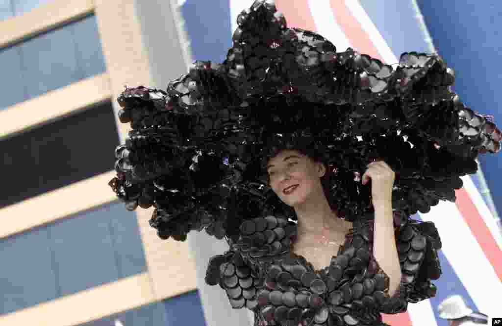 Larisa Katz berpose untuk media dengan topi yang terbuat dari cokelat pada hari kedua acara pacuan kuda Kerajaan di Ascot, Inggris.