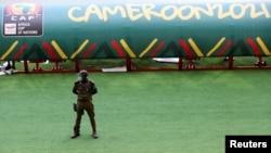 Afisa wa usalama akilinda katika Uwanja wa Olembe, ambao ulifanya sherehe za ufunguzi wa Kombe la Mataifa ya Afrika (AFCON), huku kukiwa na ugonjwa wa corona mjini Yaounde, Cameroon, Jan. 8, 2022.