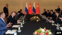 中国主席习近平和俄罗斯总统普京在金砖国家会议期间会谈。西方制裁考验俄中关系。（2014年7月15日）