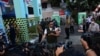 Gubernur Jabar Ridwan Kamil menunjukkan bekas suntikan di lengan kirinya usai menjalani penyuntikkan pertama dalam rangka uji klinis vaksin Sinovac, Jumat (28/8). (Foto: Courtesy/Humas Jabar) 