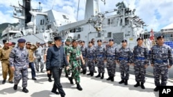 Presiden Joko Widodo (tengah) saat meninjau KRI Usman Harun di Pelabuhan Selat Lampa, Kepulauan Natuna, 8 Januari 2020. (Foto: dok).