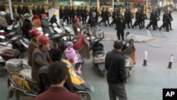 中国新疆西部喀什地区的居民观看警察队列(资料照片)