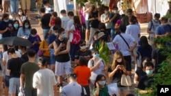 지난 12일 홍콩 범민주진영이 9월 입법회 의원 선거에 나설 후보선출을 위해 실시한 예비선거 투표장에 유권자들이 줄지어 서 있다. 