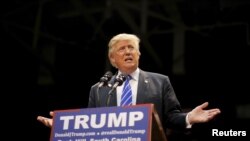 Una mujer musulmana que se puso en pie para protestar en silencio durante un mitin del magnate Donald Trump fue expulsada del evento.