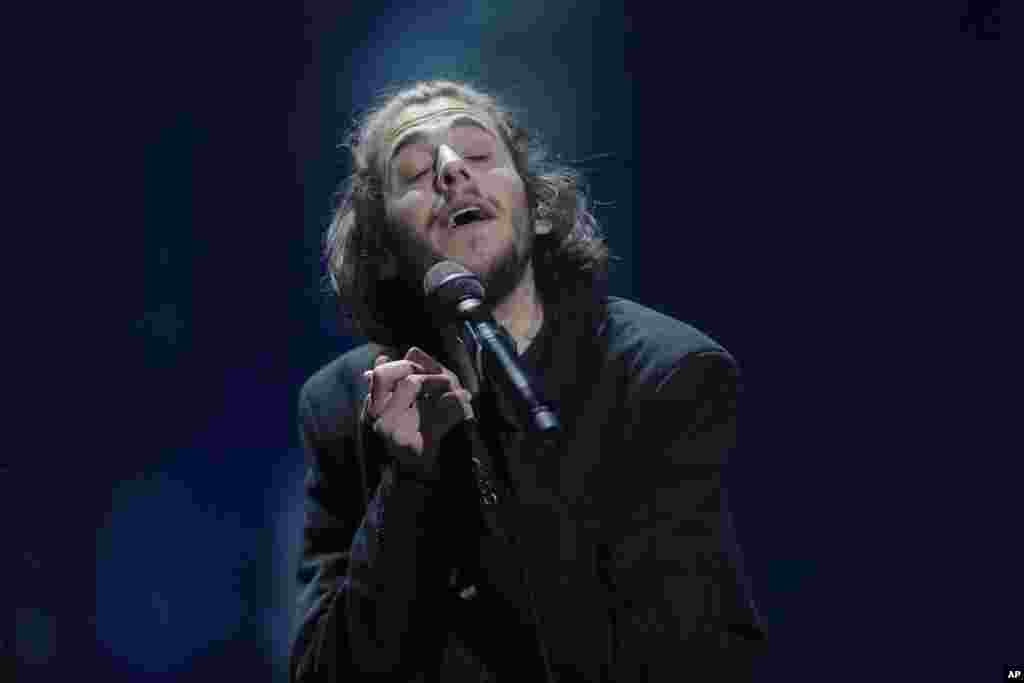 Salvador Sobral from Portugal performs the song "Amar pelos dois" after winning the Final of the Eurovision Song Contest, in Kiev, Ukraine, May 13, 2017.
