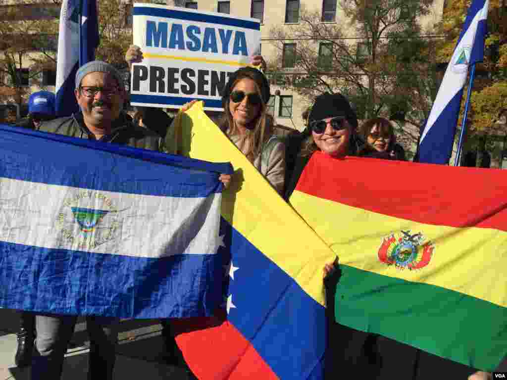 Manifestantes enarbolaron banderas de Nicaragua y Venezuela en Washington, en protesta contra el presidente en disputa Nicolás Maduro. Julia Riera/VOA.