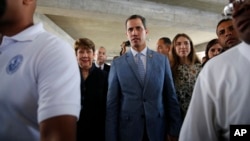 Dengan didampingi istrinya, Fabiana Rosales, tengah kanan, tokoh yang memproklamirkan dirinya sebagai presiden Venezuela, Juan Guaido, tiba untuk bertemu dengan para mahasiswa di Central University of Venezuela, Caracas, Venzuela, Jumat, 9 Februari 2019 (foto: AP Photo/Ariana Cub