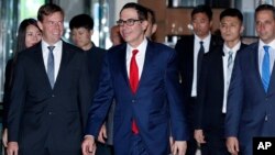 미-중 무역협상을 위해 중국을 방문한 스티븐 므누신 미 재무장관이 30일 베이징의 숙소에 도착했다. 