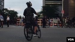 Agentes asignados temporalmente por más de una decena de departamentos policiales andan en bici patrullando la cuidad [Foto: Celia Mendoza, VOA].