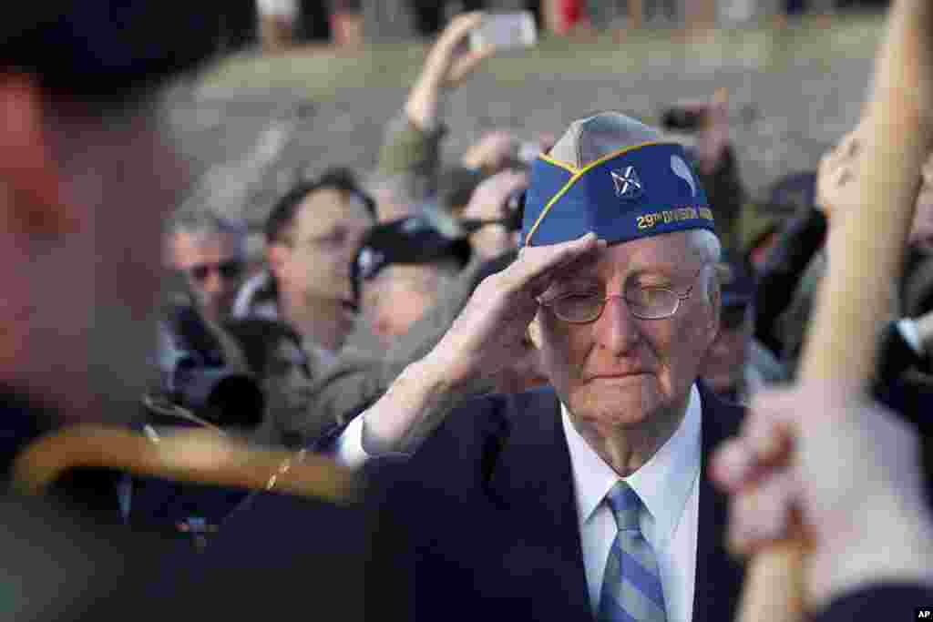 World War II veteran of the U.S. 29th Infantry Division, Morley Piper, 90, salutes during a D-Day commemoration, on Omaha Beach in Vierville sur Mer, France, June 6, 2014.