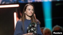 Українська правозахисниця Олександра Матвійчук отримує нагороду Right Livelihood Award під час церемонії у Стокгольмі, Швеція, 30 листопада 2022 року