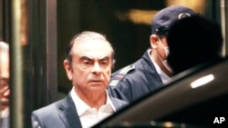 Mantan kepala Nissan Carlos Ghosn tiba di Pusat Penahanan Tokyo, 25 April 2019. 