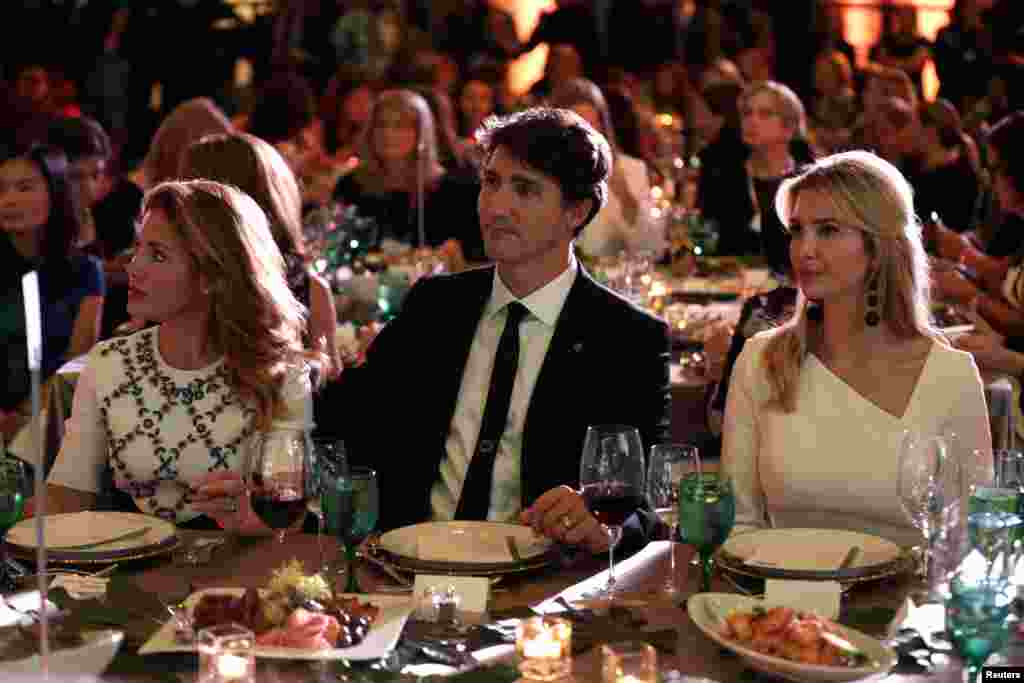 នាយករដ្ឋមន្រ្តីកាណាដា Justin Trudeau និងភរិយា Sophie និងទីប្រឹក្សាសេតវិមានអ្នកស្រី Ivanka Trump អង្គុយជាមួយគ្នានៅក្នុងកិច្ចប្រជុំ ២០១៧ «ស្រ្តីខ្លាំងបំផុត» របស់ទស្សនាវដ្ដី Fortune ក្នុងទីក្រុងវ៉ាស៊ីនតោនកាលពីថ្ងៃទី១០ តុលា ២០១៧។