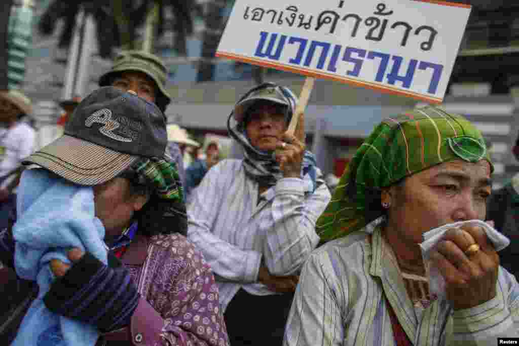 Farmers cry during a rally demanding the Yingluck administration resolve delays in payment in Bangkok, Feb. 10, 2014.