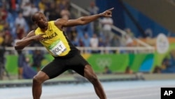 Usain Bolt dari Jamaika merayakan medali emas yang diraihnya dari final lari 200 meter putra pada Olimpiade Rio, Agustus 2016. (AP/David J. Phillip)