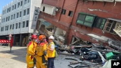 大地震後，救援人員2024年4月3日來到台灣花蓮一棟部分倒塌的樓房外展開救援。 （台灣政府照片）