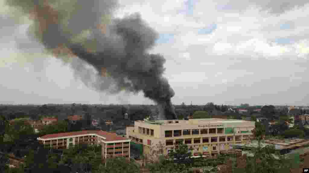 Moshi mkubwa ukifuka kutoka kwenye jengo la westgate mall Septemba, 23 ,2013.
