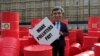 Para aktivis lingkungan hidup mengenakan kostum PM Inggris Rishi Sunak dalam demonstrasi menuntut perusahaan minyak raksasa, seperti BP dan Shell membayar lebih banyak pajak, di London, 19 September 2023. (Foto: Kin Cheung/AP Photo)