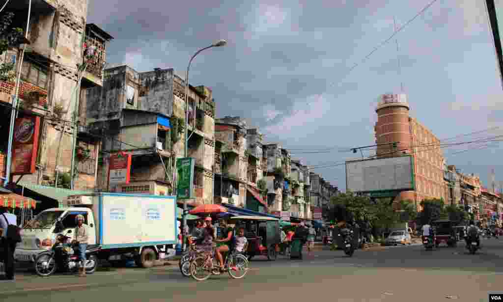 រូបឯកសារ៖ ទិដ្ឋភាពជាទូទៅនៃអគារប៊ូលឌិញ និងអ្នករស់នៅក្នុងអគារប៊ូលឌិញ ក្នុងរាជធានីភ្នំពេញកាលពីថ្ងៃសុក្រទី៥ ខែកញ្ញា ឆ្នាំ២០១៤។ (នូវ ពៅលក្ខិណា/VOA)