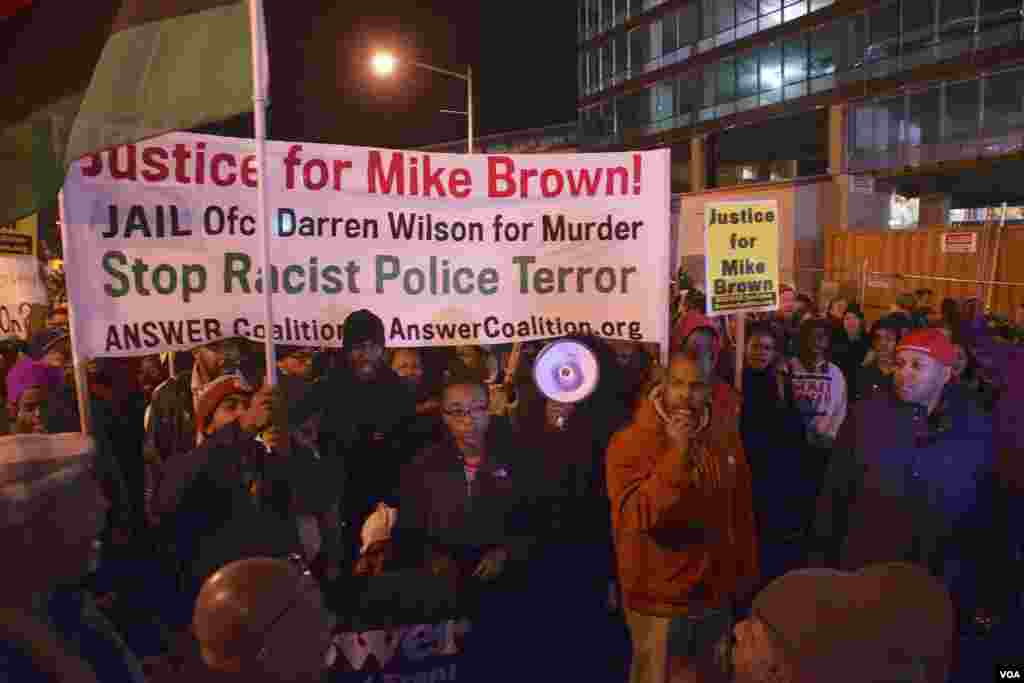 "Justiça para Michael Brown" - Manifestantes protestaram em Washington DC na noite de Terça-feira, 25, em solidariedade com a comunidade de Ferguson, após a decisão do Grande Júri de não acusar o polícia que atirou mortalmente em Michael Brown, um jovem negro de 18 anos. Nov. 2014