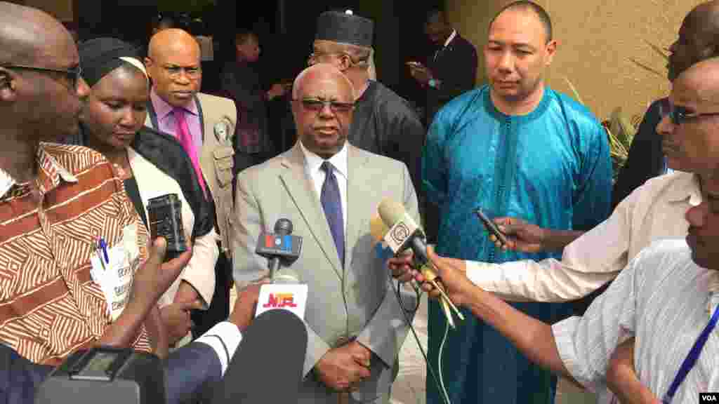 L’ancien président du Liberia, Amos Sawyer dirige la mission de 75 observateurs de la CEDEAO pour le second tour du 20 mars au Niger, Niamey 18 mars, 2016, Photo Bagassi Koura.