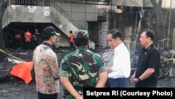 El presidente Jokowi visitó el lugar de la explosión de una bomba en la Iglesia Cristiana de Indonesia en Surabaya.