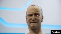 El robot humanoide, Han, diseñado por Hanson Robotics guiña un ojo durante su presentación en Japón.
