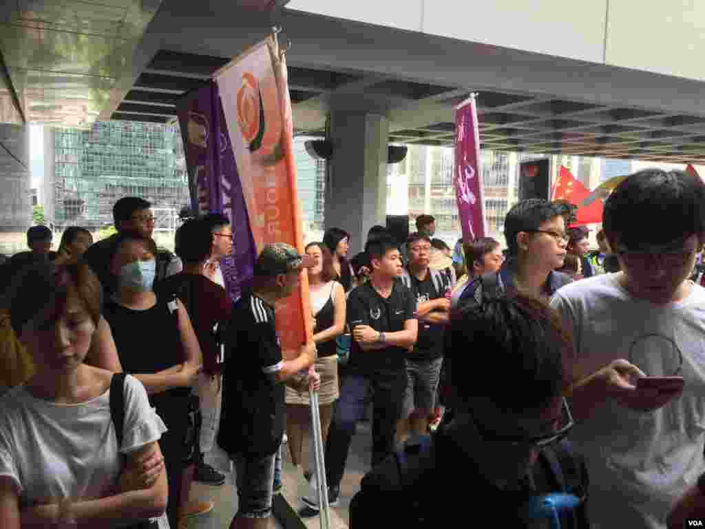 香港上诉庭的对学民思潮前召集人黄之锋、学联前秘书长周永康及前常委罗冠聪改判裁定,引发泛民的广泛不满。数百名支持者在高等法院内外高喊口号声援三人。