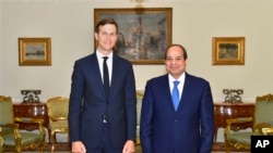 Prezident Donald Trampning kuyovi, Oq uy maslahatchisi Jared Kushner Qohirada Misr Prezidenti Abdul Fattoh Sissiy bilan muloqot qildi, 23-avgust, 2017-yil