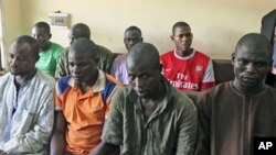 Beberapa pria Nigeria yang diduga merupakan anggota kelompok militan Boko Haram diadili di pengadilan di ibukota Abuja (foto: dok). 
