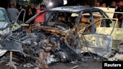 Sejumlah warga tampak berada di dekat lokasi ledakan di wilayah Sayeda Zeinab di Damaskus, Suriah, pada 27 Juli 2023. (Foto: SANA/Handout via Reuters)