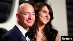 Jeff et MacKenzie Bezos d'Amazon à la 89e cérémonie des Oscars Vanity Fair Party, à Beverly Hills, Californie, États-Unis, le 2 février 2017.