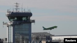 Sebuah pesawat lepas landas di bandara Domodedovo di luar Moskow, 2 November 2017. Sebuah pesawat penumpang Rusia yang memuat 71 orang telah jatuh dekat Moskow, menurut laporan media pemerintah hari Minggu (11/2).