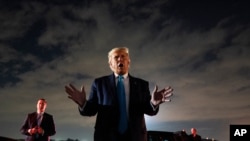Presiden Donald Trump berbicara kepada para wartawan di Pangkalan Udara Andrew setelah menghadiri kampanye diLatrobe, Pa., Kamis, 3 September 2020. (Foto: AP/Evan Vucci)