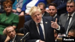 英國首相約翰遜在議會答辯。（路透社資料圖）