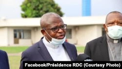 Cardinal Fridolin Ambongo (D) pene na Abbé Donatien Nshole, kalaka mokonzi ya CENCO nsima na bokutani na président Félix Tshisekedi na N'Sele, Kinshasa, 20 avril 2020. (Facebook/Présidence RDC)