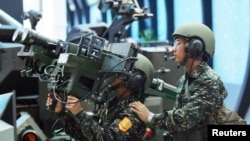 台灣軍人展示美製雙聯裝毒刺導彈。 （資料圖片）