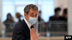 Mantan Presiden Prancis Nicolas Sarkozy di Paris, 23 November 2020. (Bertrand GUAY / AFP)